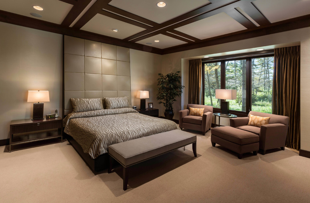 Идея дизайна: огромная хозяйская спальня в классическом стиле с бежевыми стенами и ковровым покрытием