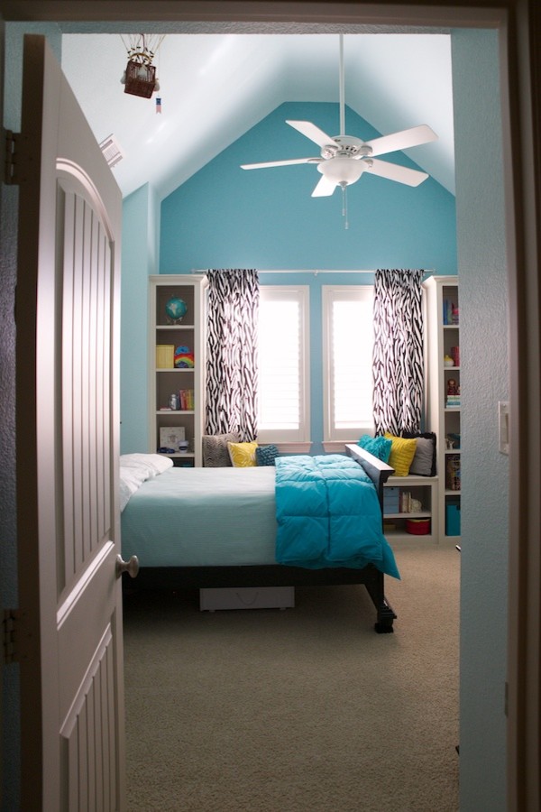 Mittelgroßes Eklektisches Schlafzimmer mit blauer Wandfarbe und Teppichboden in Dallas