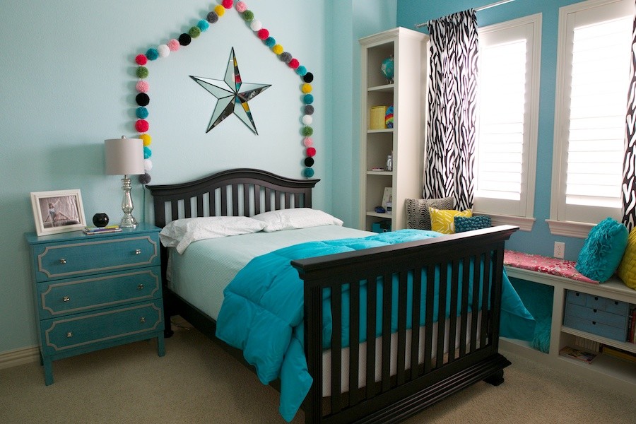 Стильный дизайн: спальня среднего размера в стиле фьюжн с синими стенами и ковровым покрытием - последний тренд