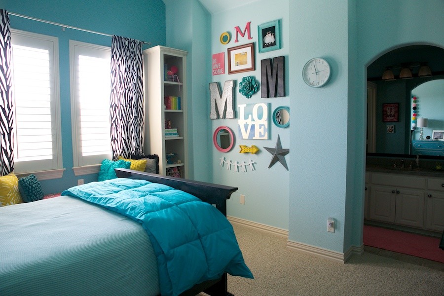 Aménagement d'une chambre avec moquette éclectique de taille moyenne avec un mur bleu.