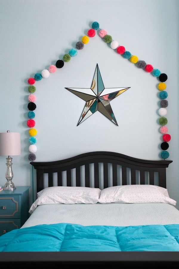Источник вдохновения для домашнего уюта: спальня среднего размера в стиле фьюжн с синими стенами и ковровым покрытием