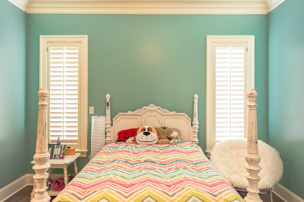 Klassisches Schlafzimmer mit blauer Wandfarbe in New Orleans