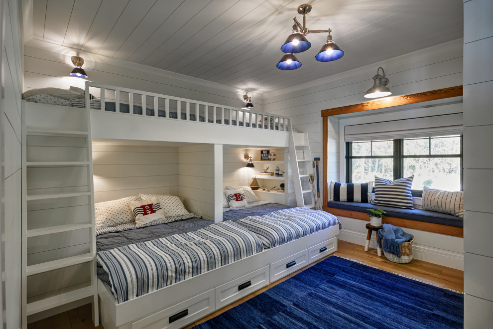 Immagine di una camera da letto stile marino di medie dimensioni con pareti bianche, parquet chiaro e pavimento multicolore