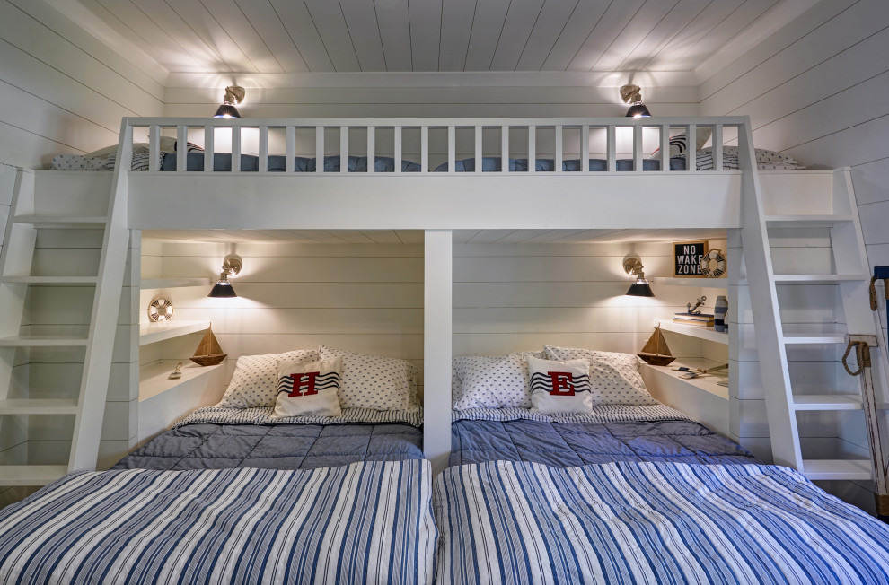 Immagine di una camera da letto costiera di medie dimensioni con pareti bianche, parquet chiaro e pavimento multicolore
