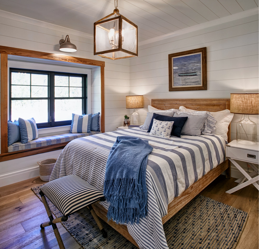 Идея дизайна: гостевая спальня среднего размера, (комната для гостей) в морском стиле с белыми стенами, паркетным полом среднего тона, коричневым полом, потолком из вагонки и стенами из вагонки