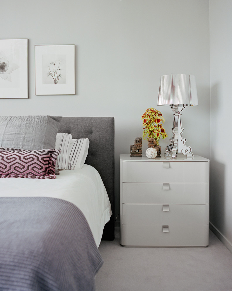 Foto på ett funkis sovrum, med grå väggar och heltäckningsmatta