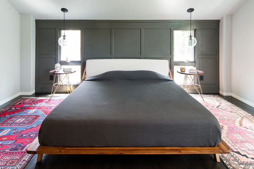 Diseño de dormitorio principal vintage con paredes grises, suelo de madera oscura y suelo negro