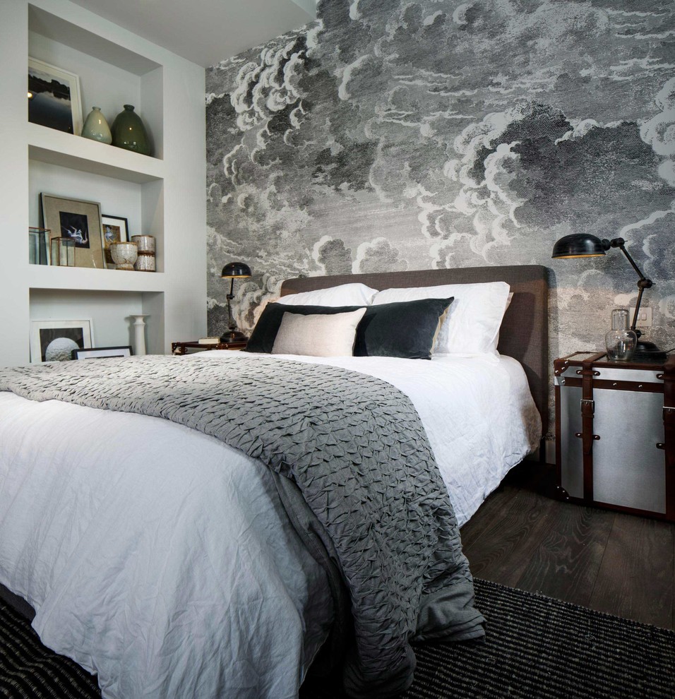 ロンドンにある小さなコンテンポラリースタイルのおしゃれな主寝室 (グレーの壁、濃色無垢フローリング) のレイアウト