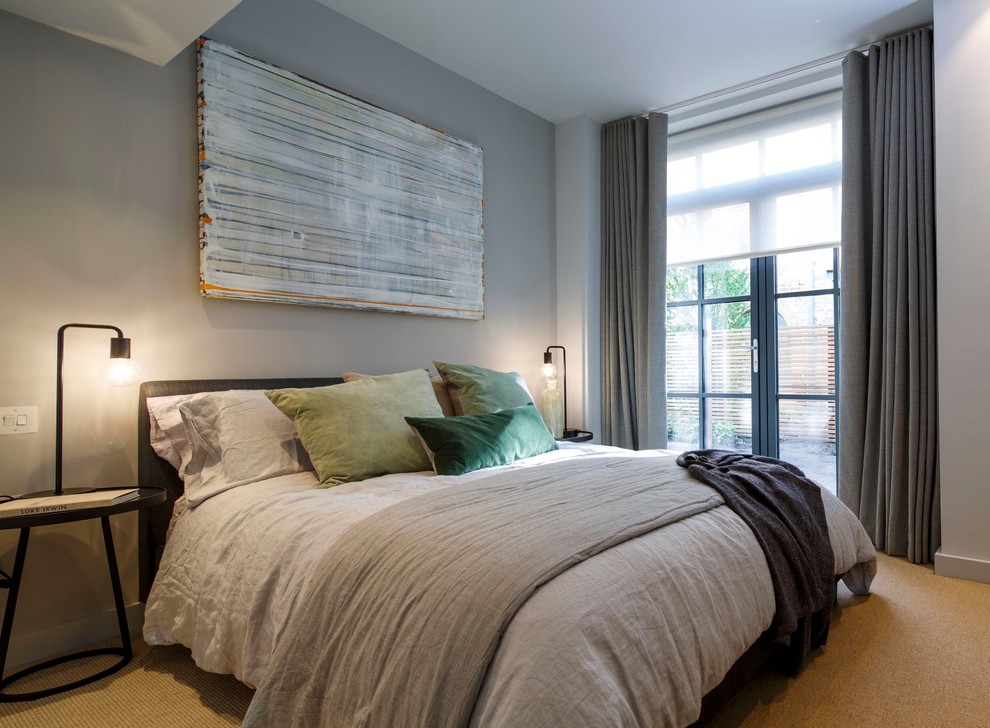 Foto de dormitorio principal contemporáneo de tamaño medio con paredes grises