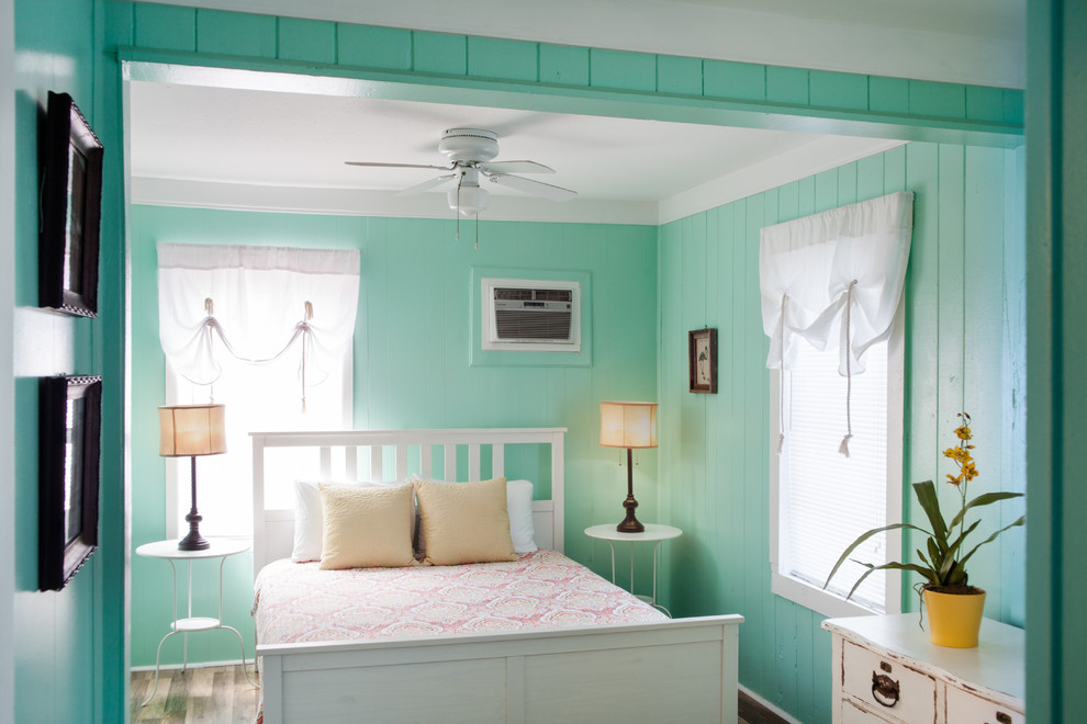 タンパにある小さなビーチスタイルのおしゃれな主寝室 (緑の壁、クッションフロア)