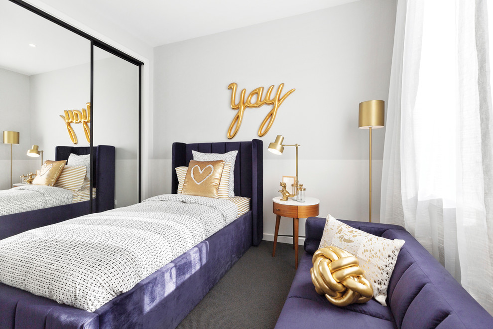 Свежая идея для дизайна: спальня в стиле ретро с ковровым покрытием и серым полом - отличное фото интерьера