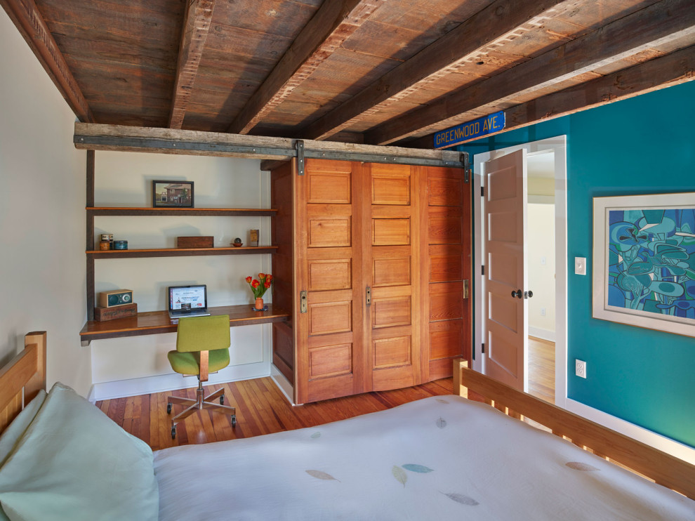 Eklektisk inredning av ett mellanstort gästrum, med ljust trägolv och orange golv