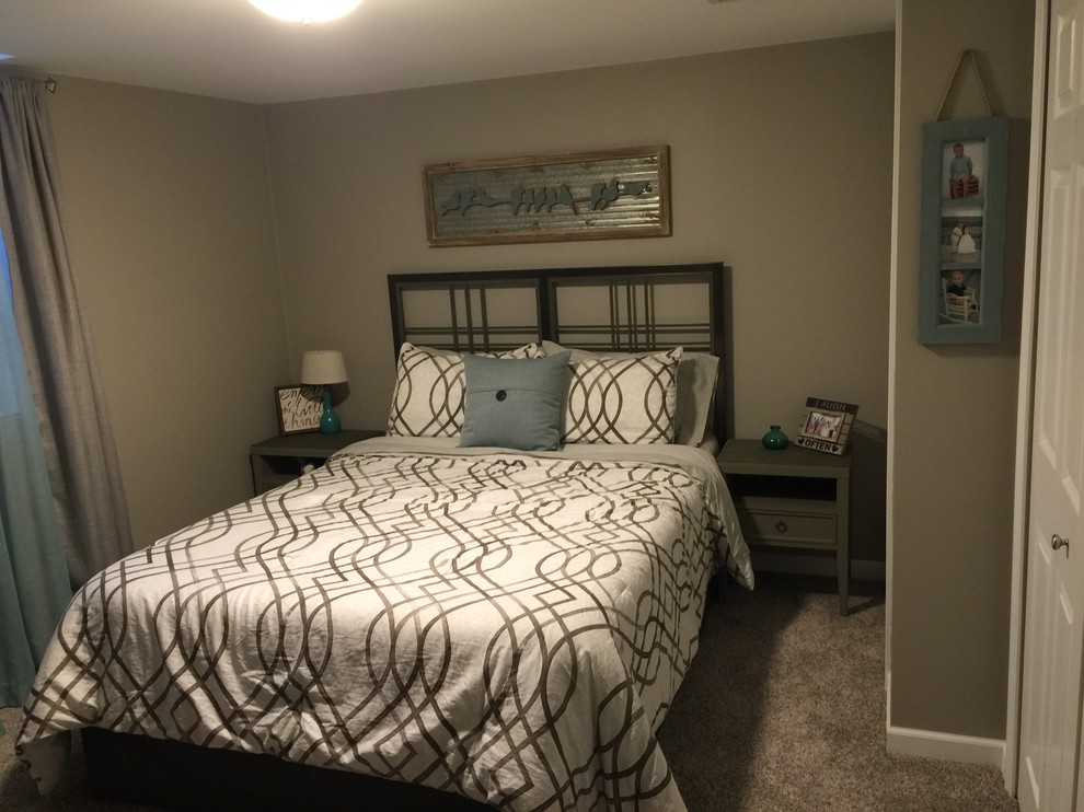Foto de habitación de invitados actual pequeña sin chimenea con paredes beige, moqueta y suelo beige