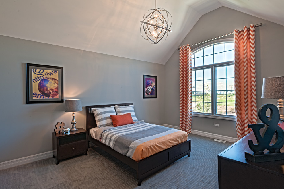 На фото: большая гостевая спальня (комната для гостей) в стиле неоклассика (современная классика) с ковровым покрытием, серыми стенами и серым полом с