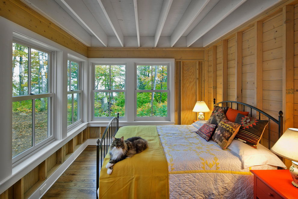 Foto de dormitorio de estilo de casa de campo con suelo de madera en tonos medios