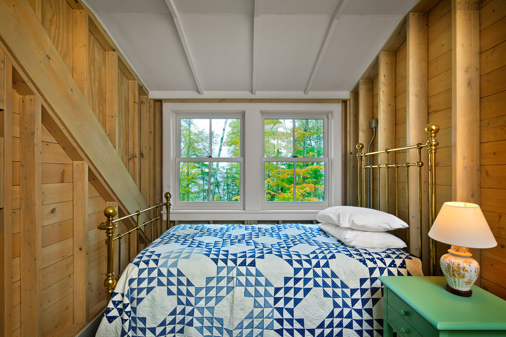 На фото: маленькая гостевая спальня (комната для гостей) в стиле кантри с бежевыми стенами без камина для на участке и в саду
