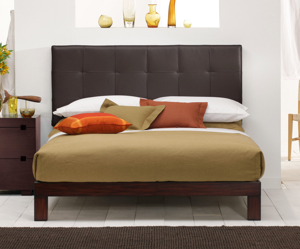 Стильный дизайн: хозяйская спальня в стиле модернизм с белыми стенами и деревянным полом - последний тренд