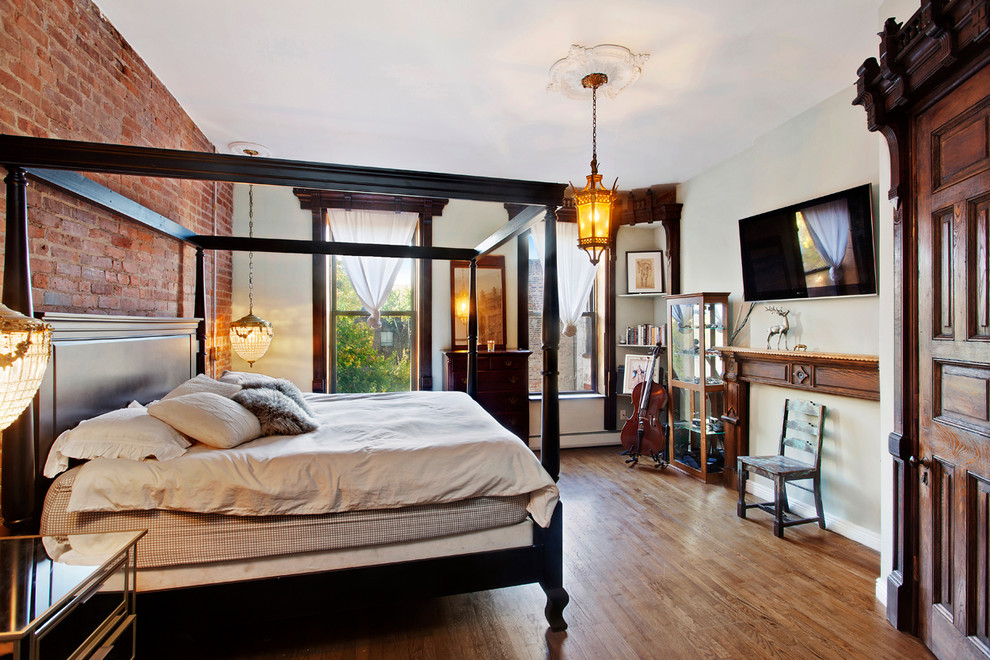 Mittelgroßes Mid-Century Hauptschlafzimmer mit beiger Wandfarbe und braunem Holzboden in New York