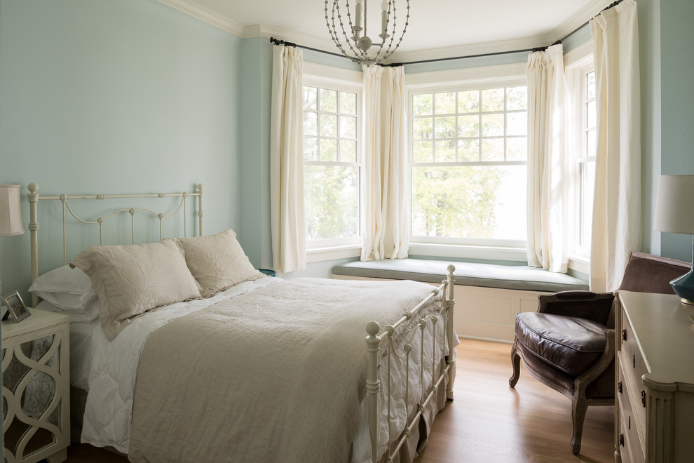 Klassisches Gästezimmer mit blauer Wandfarbe und braunem Holzboden in Sonstige