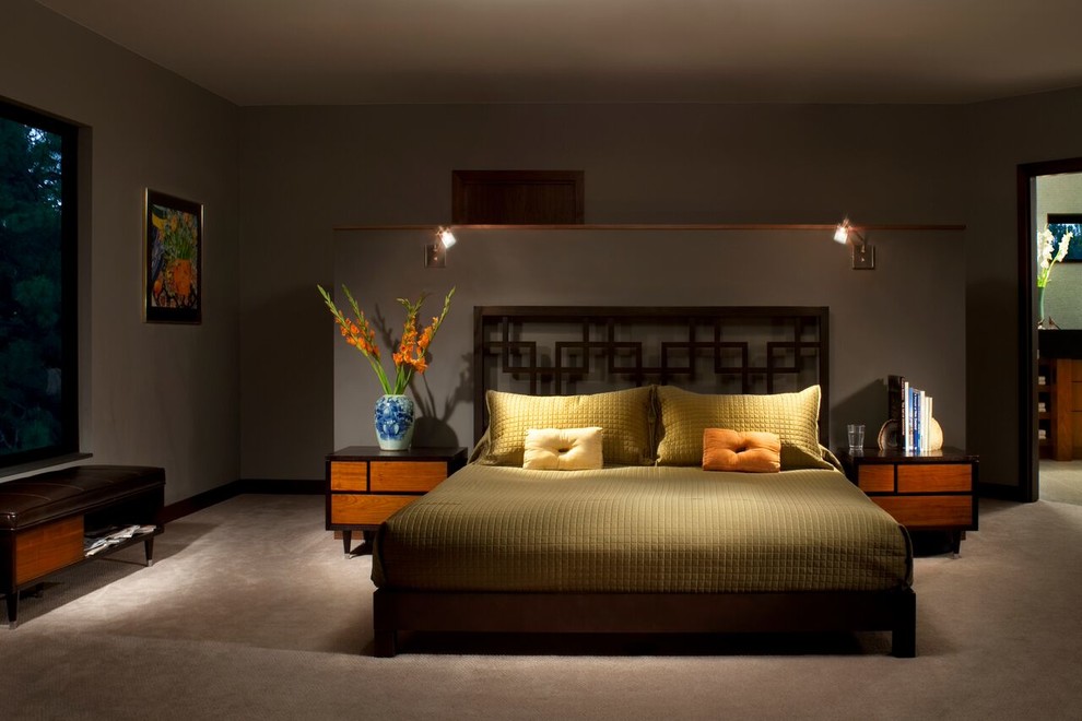 На фото: большая хозяйская спальня в восточном стиле с серыми стенами и ковровым покрытием