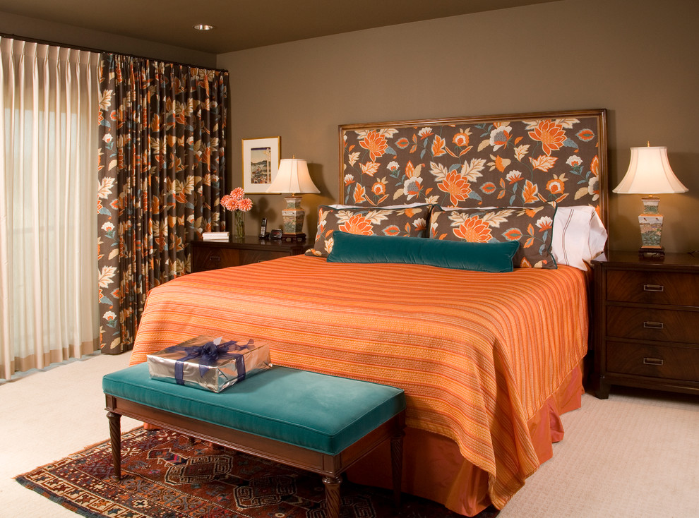 Cette image montre une chambre avec moquette traditionnelle avec un mur marron.