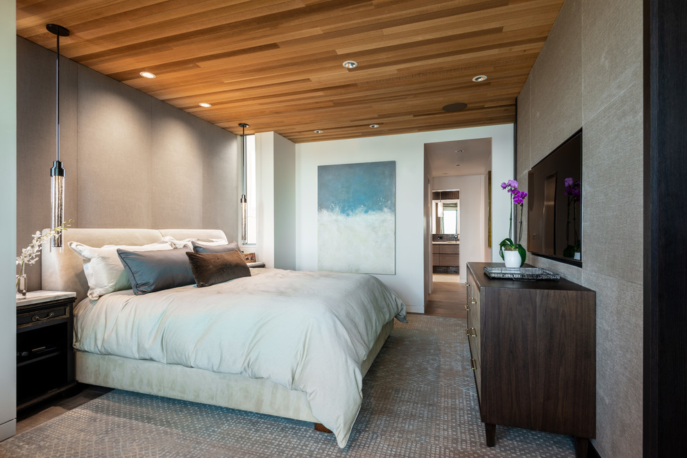シアトルにあるコンテンポラリースタイルのおしゃれな寝室 (グレーの壁、無垢フローリング、茶色い床、グレーとブラウン)