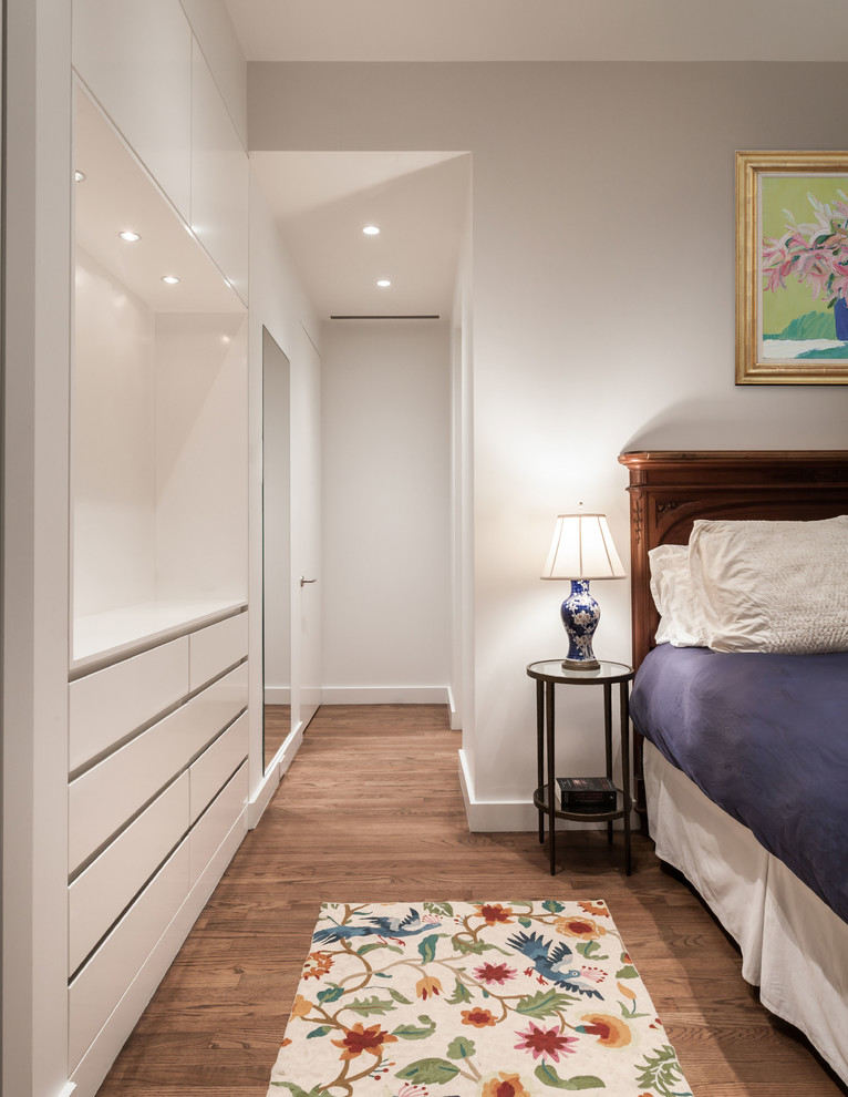 Inspiration pour une chambre parentale minimaliste de taille moyenne avec un mur blanc.