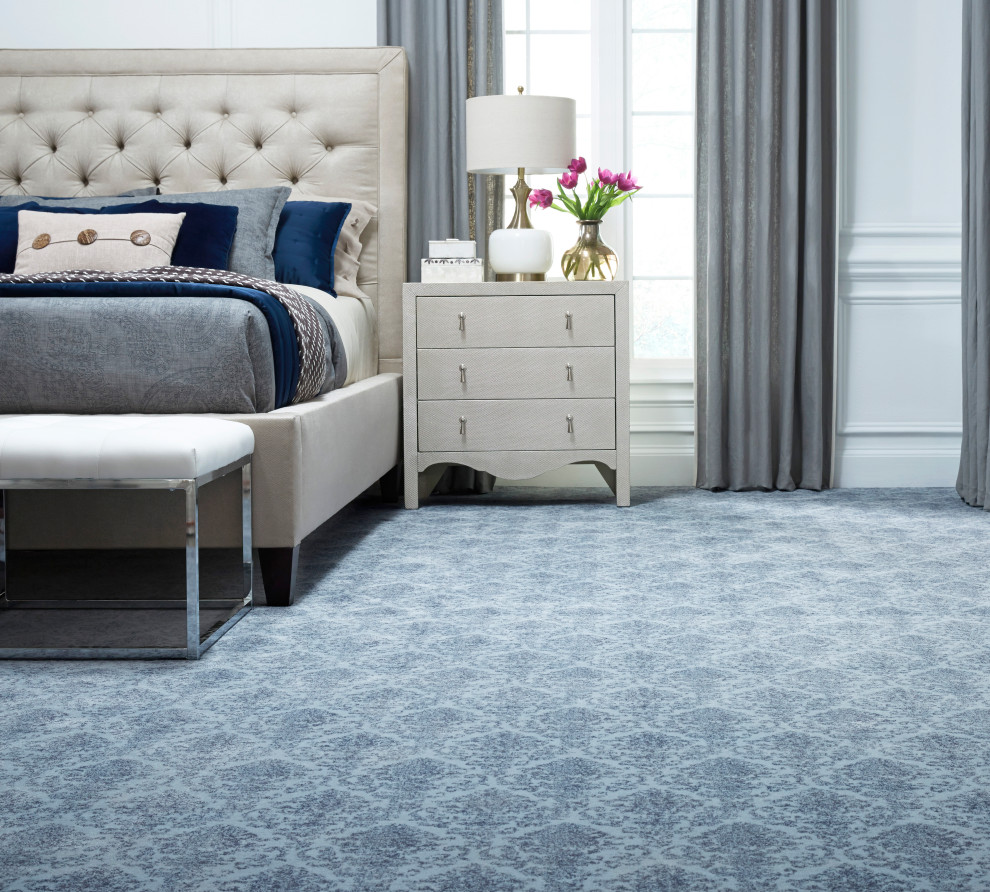 Idéer för ett sovrum, med heltäckningsmatta och blått golv