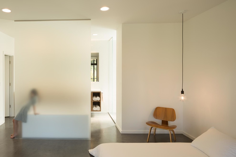 Идея дизайна: хозяйская спальня в стиле модернизм с бетонным полом