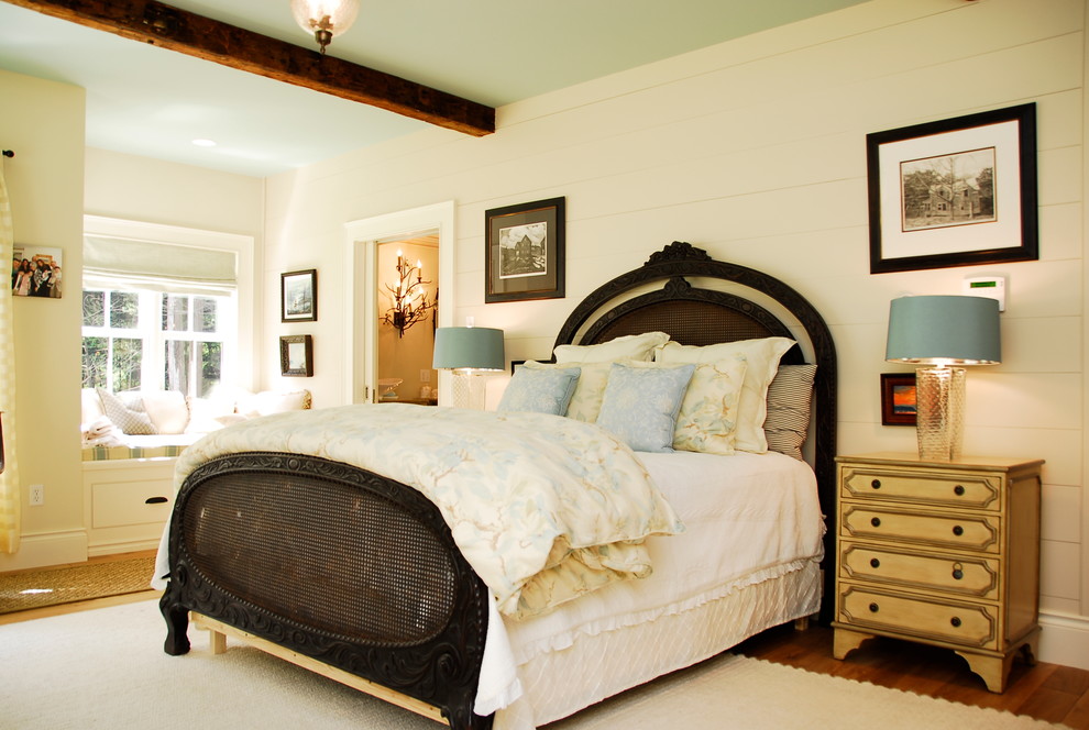 Klassisches Schlafzimmer mit beiger Wandfarbe in Portland Maine