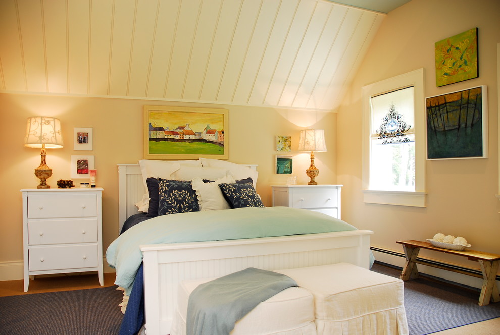 Modelo de dormitorio de estilo de casa de campo con paredes beige