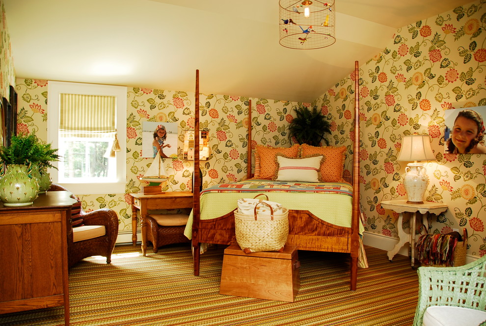 На фото: спальня в стиле кантри с разноцветными стенами, ковровым покрытием и разноцветным полом с
