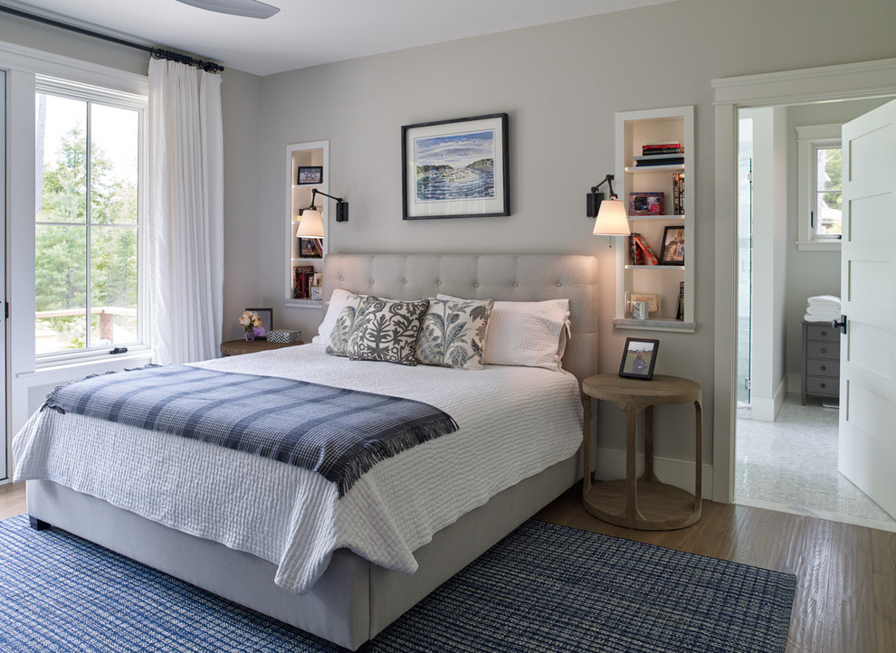 Mittelgroßes Landhausstil Hauptschlafzimmer mit grauer Wandfarbe, braunem Holzboden und braunem Boden in Portland Maine