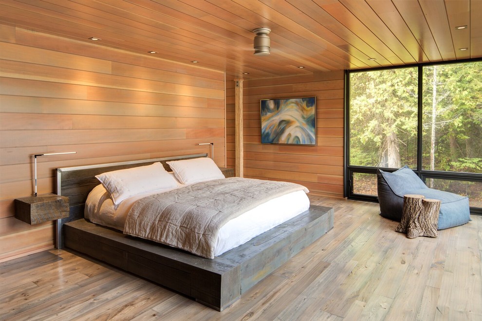 Idee per una grande camera matrimoniale moderna con pareti marroni, pavimento in legno massello medio e pavimento marrone