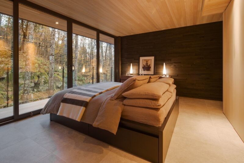 Diseño de dormitorio principal minimalista grande con suelo de baldosas de porcelana