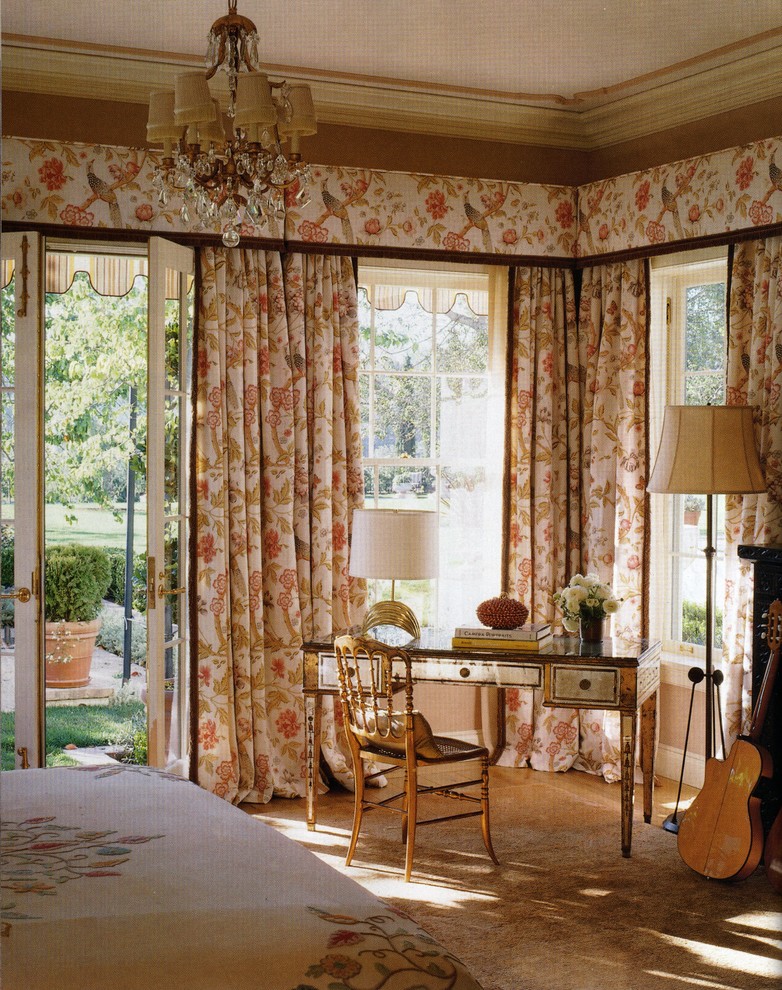 Стильный дизайн: большая хозяйская спальня в классическом стиле с коричневыми стенами и ковровым покрытием - последний тренд