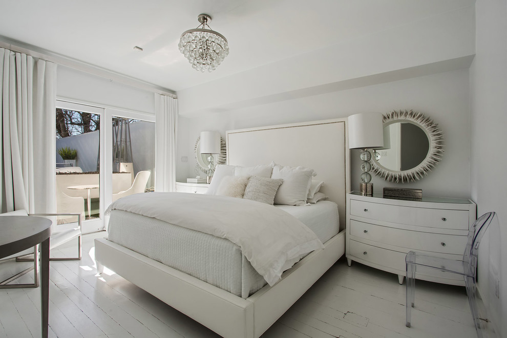 Идея дизайна: хозяйская спальня среднего размера в современном стиле с белыми стенами, деревянным полом и белым полом