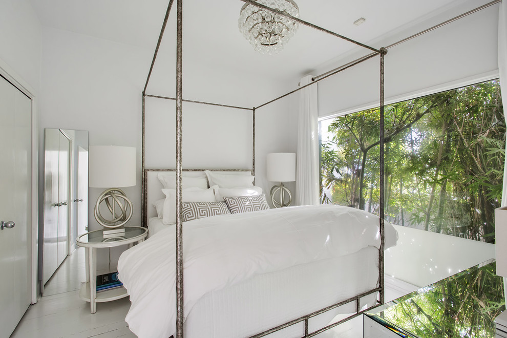 Idée de décoration pour une chambre d'amis design de taille moyenne avec un mur blanc, parquet peint et un sol blanc.
