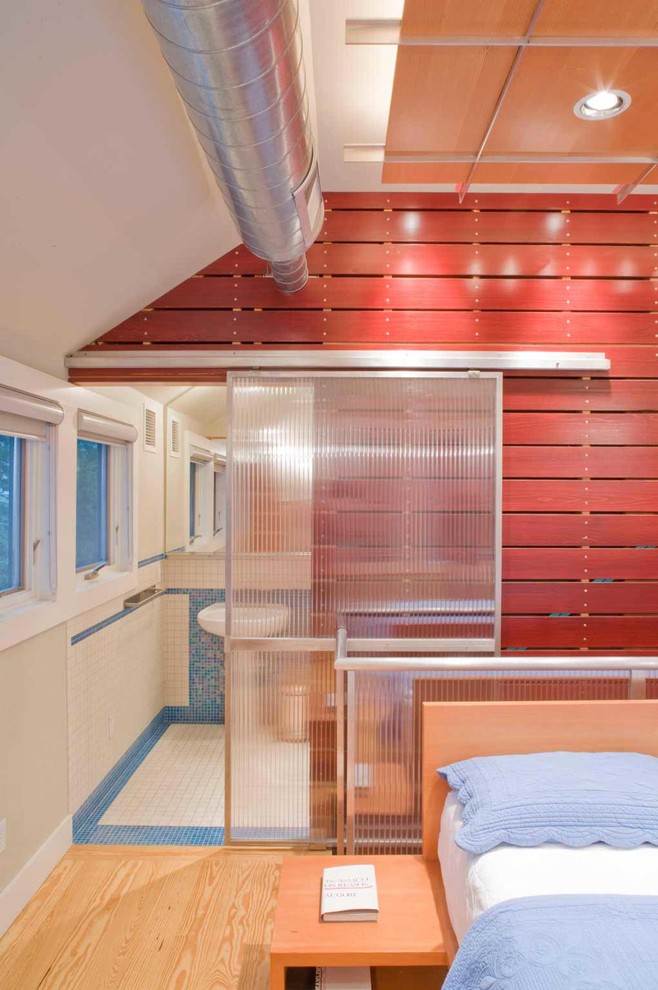 Foto de dormitorio principal campestre de tamaño medio con paredes beige y suelo de madera clara