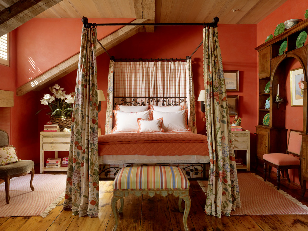 Diseño de dormitorio mediterráneo con paredes rojas y suelo de madera en tonos medios