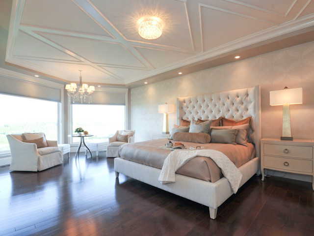 Diseño de dormitorio actual con paredes beige y suelo de madera oscura