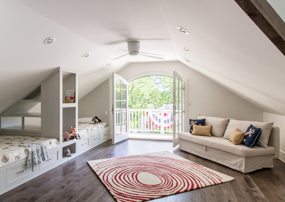 Ejemplo de dormitorio tipo loft clásico renovado grande con paredes beige y suelo de madera oscura