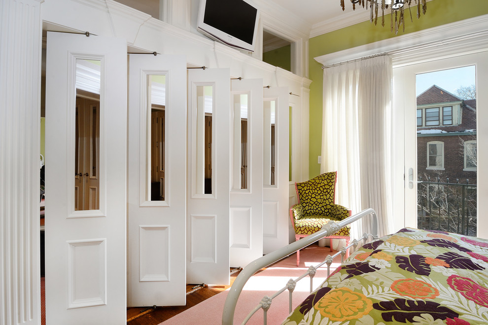 Klassisches Hauptschlafzimmer mit grüner Wandfarbe in New York