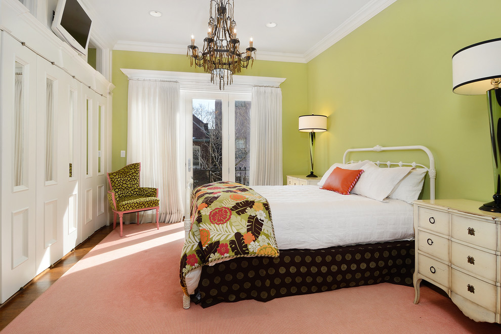 ニューヨークにあるトラディショナルスタイルのおしゃれな主寝室 (緑の壁、暖炉なし、ピンクの床) のレイアウト