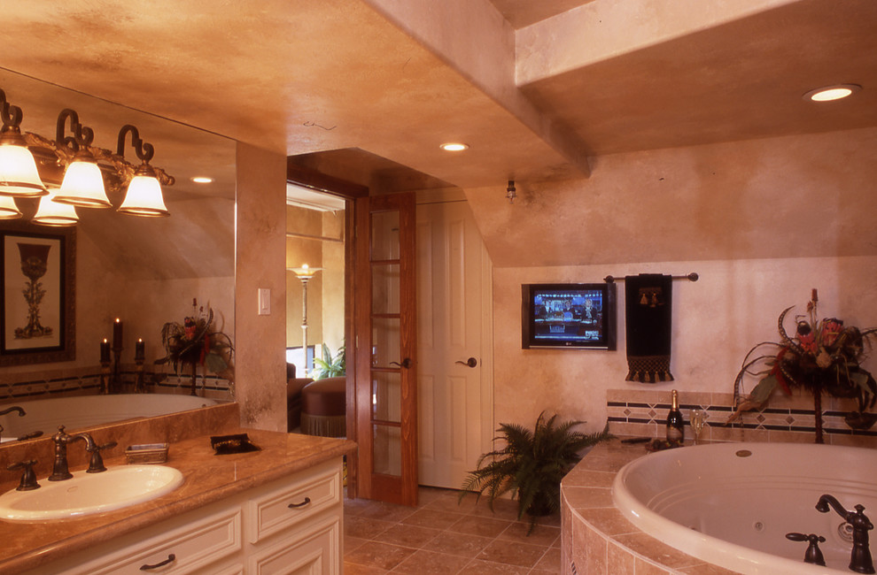 Ispirazione per una grande stanza da bagno chic con pareti beige e pavimento in gres porcellanato