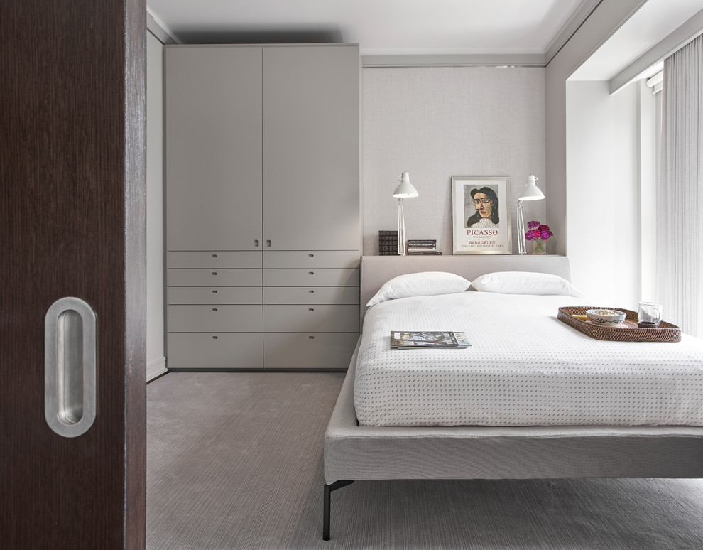Идея дизайна: гостевая спальня среднего размера, (комната для гостей) в современном стиле с серыми стенами, ковровым покрытием и серым полом