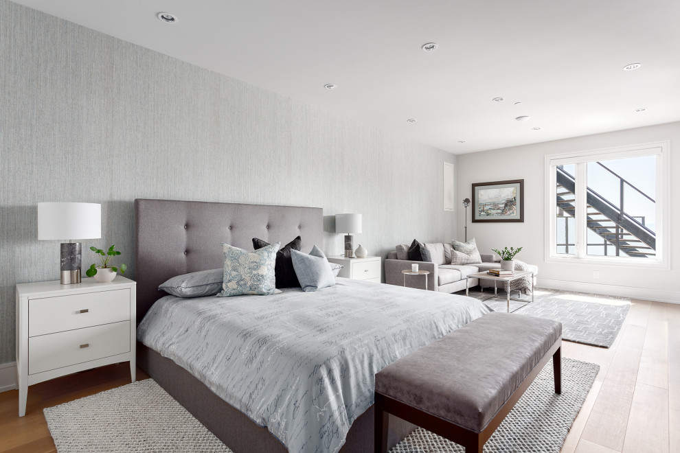 Стильный дизайн: большая гостевая спальня (комната для гостей) в морском стиле с серыми стенами, паркетным полом среднего тона, коричневым полом и обоями на стенах - последний тренд