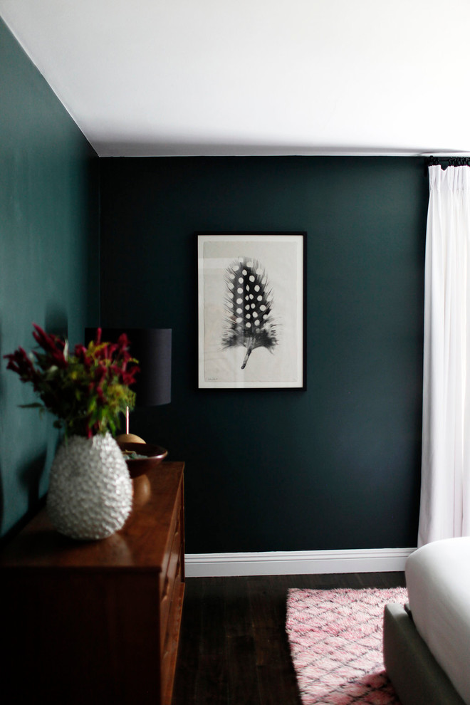 На фото: гостевая спальня среднего размера, (комната для гостей) в стиле ретро с зелеными стенами и темным паркетным полом без камина