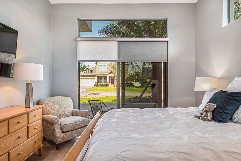 Modernes Gästezimmer mit grauer Wandfarbe und hellem Holzboden in Orlando