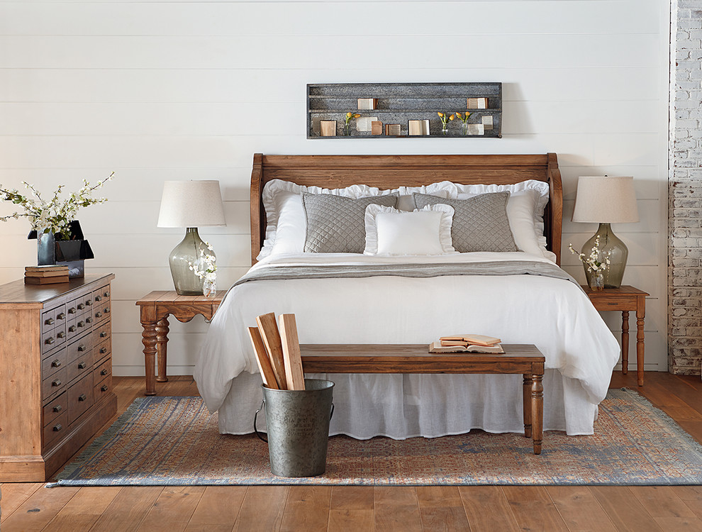 Landhausstil Hauptschlafzimmer ohne Kamin mit weißer Wandfarbe und braunem Holzboden in Houston